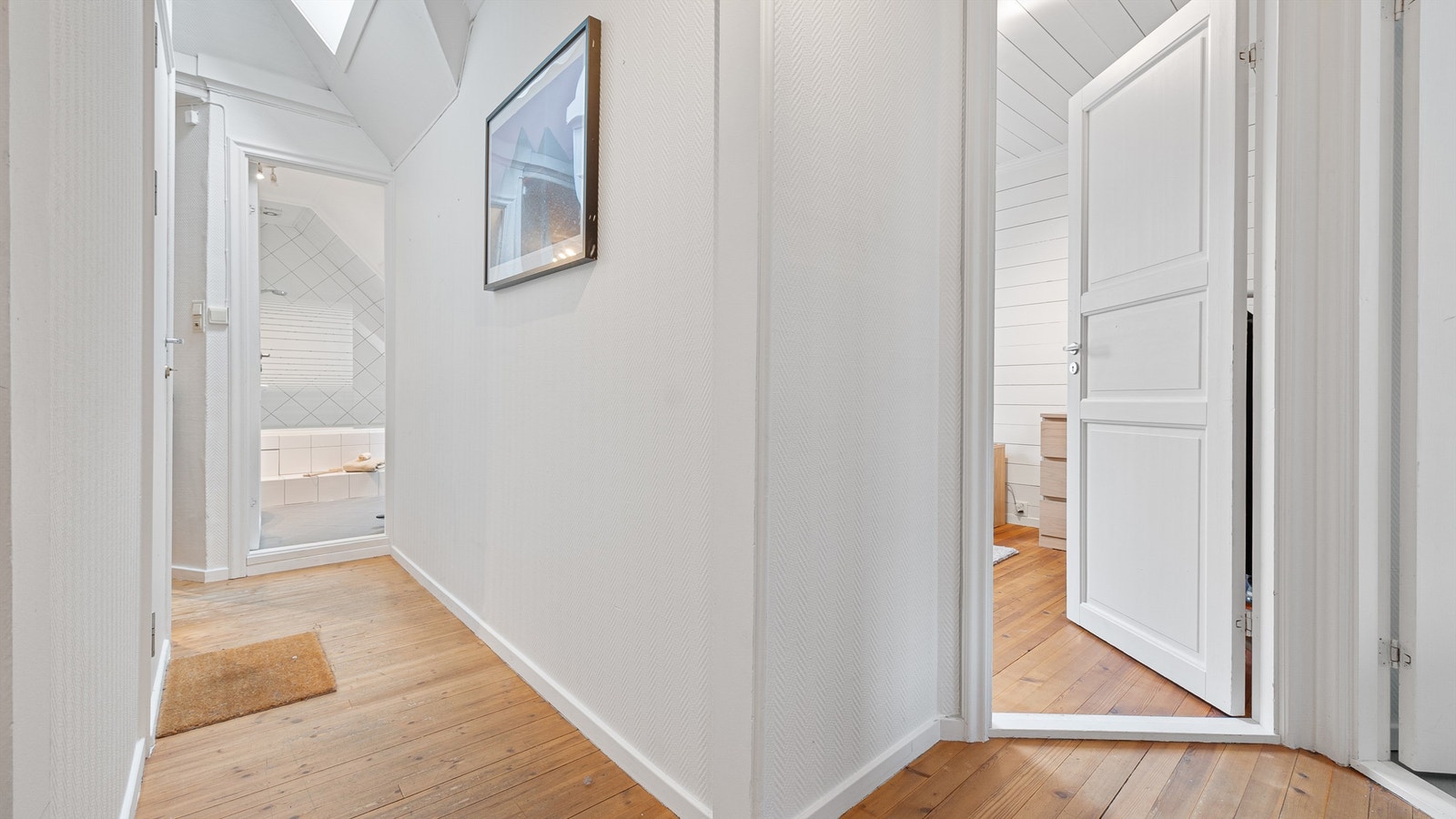 Gang med inngang til bad og soverom Galleribilde