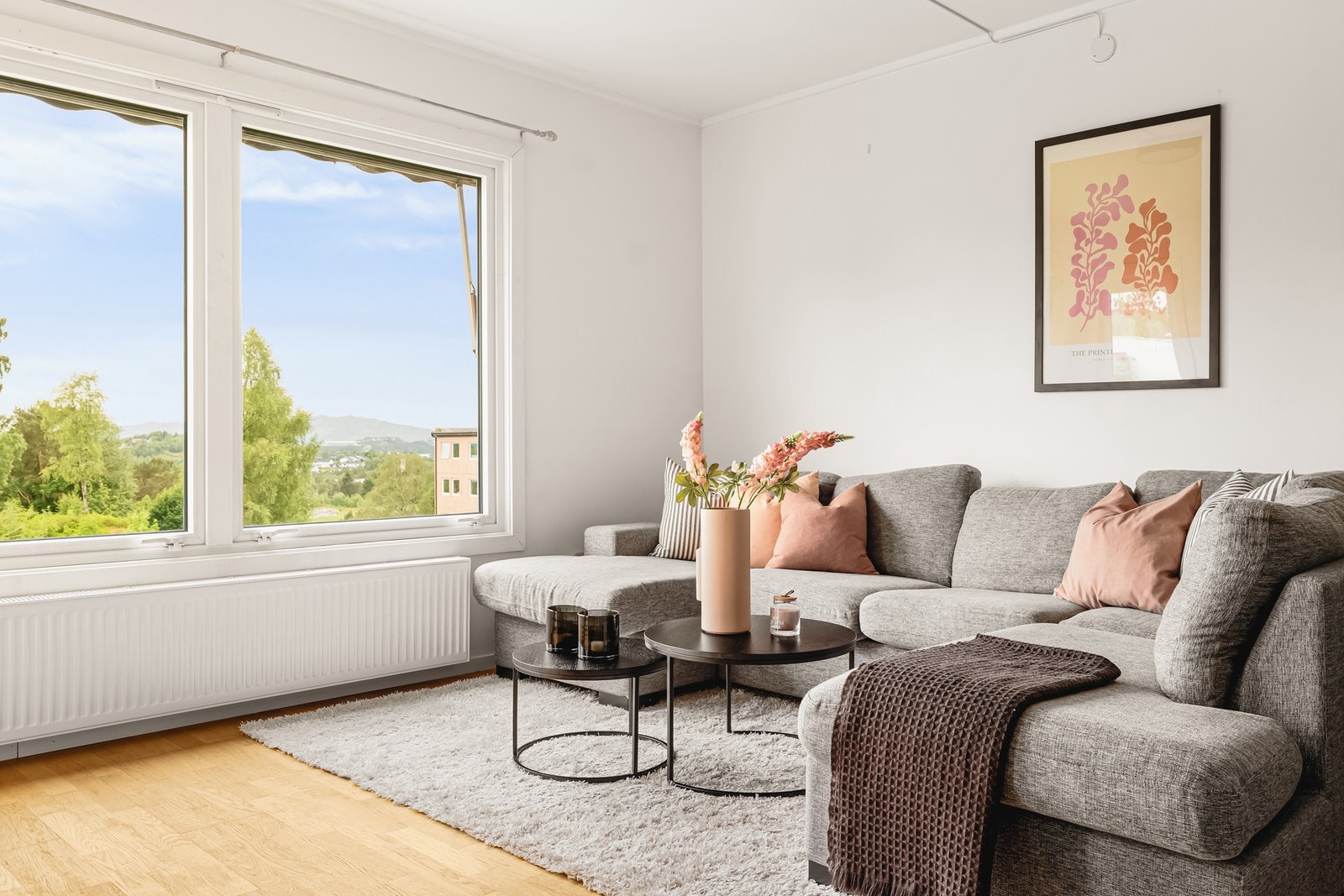 Stuen er meget romslig med god plass til en stor sofagruppe og spisebord Galleribilde