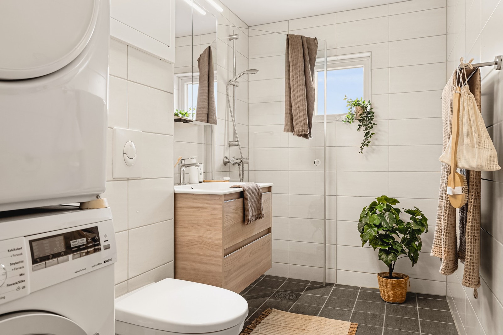 Badet i leiligheten er delikat innredet og ble pusset opp i regi av borettslaget i 2019 Galleribilde