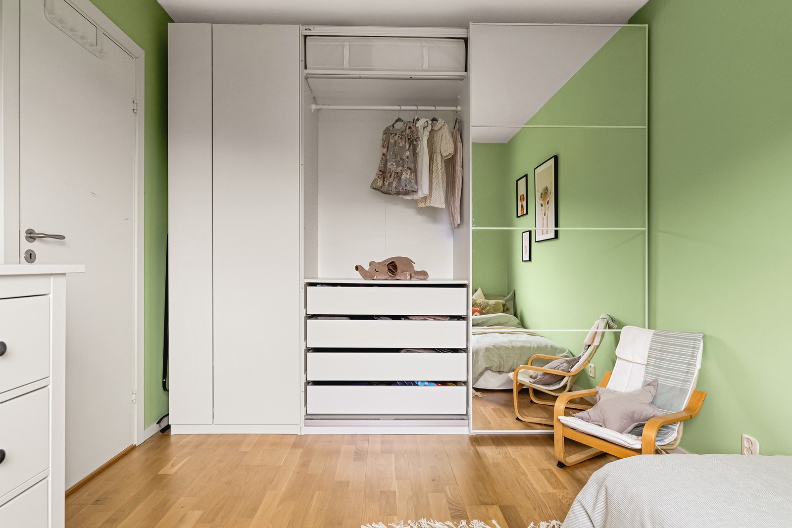 Her er det innredet med e praktisk skyvedørsgarderobe for praktisk lagringsplass Galleribilde