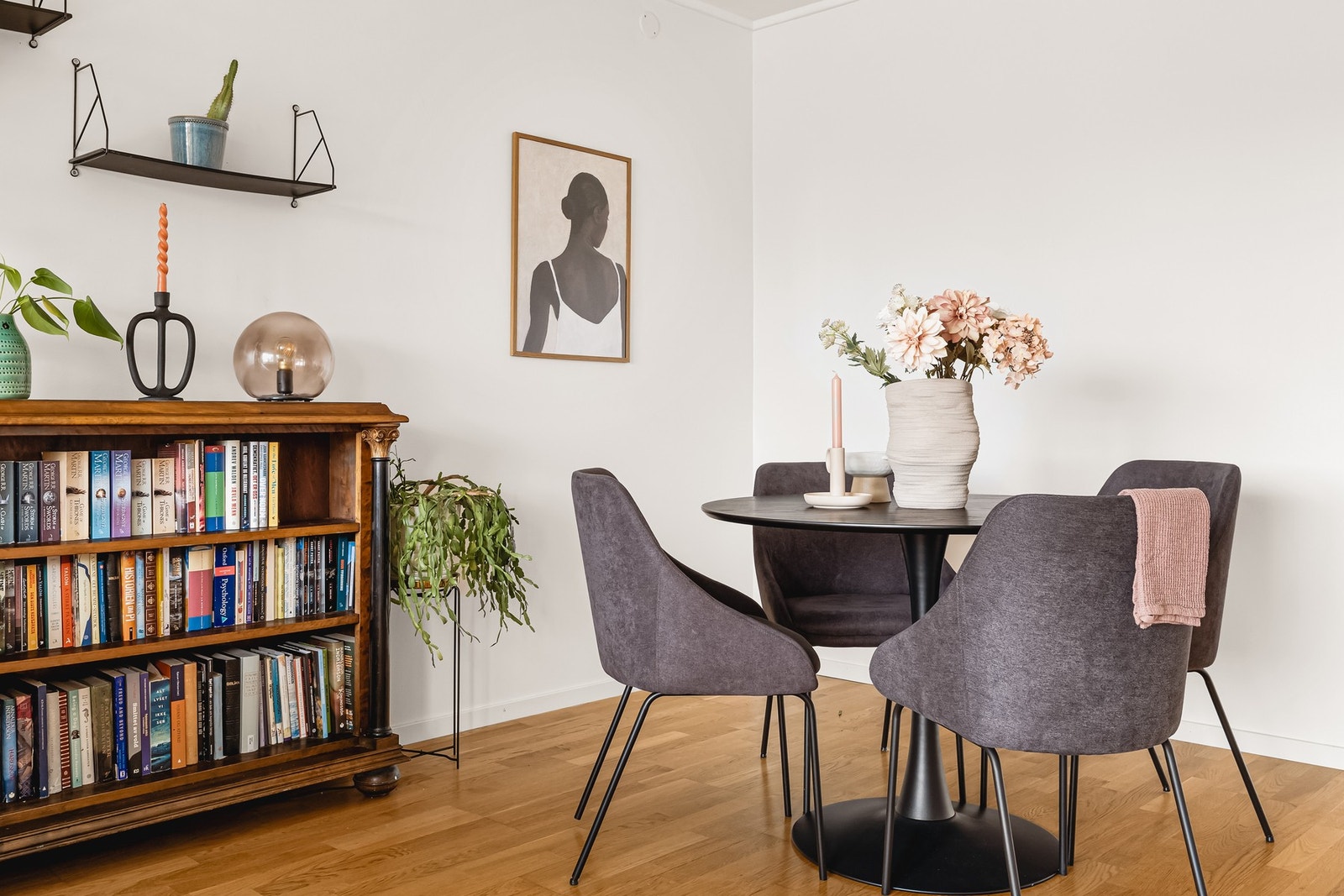 Leiligheten har lyse flater og med store vinduer får du rikelig med naturlig lys til leiligheten Galleribilde