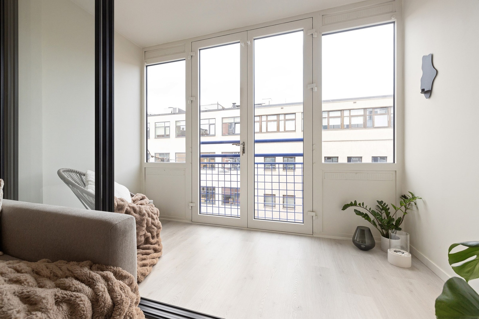 I forlengelsen av stuen er den gamle vinterhagen innlemmet i leiligheten med en lekker skyvedør i glass som sørger for at du nyter godt av lysinslippet også ellers i leiligheten! Galleribilde