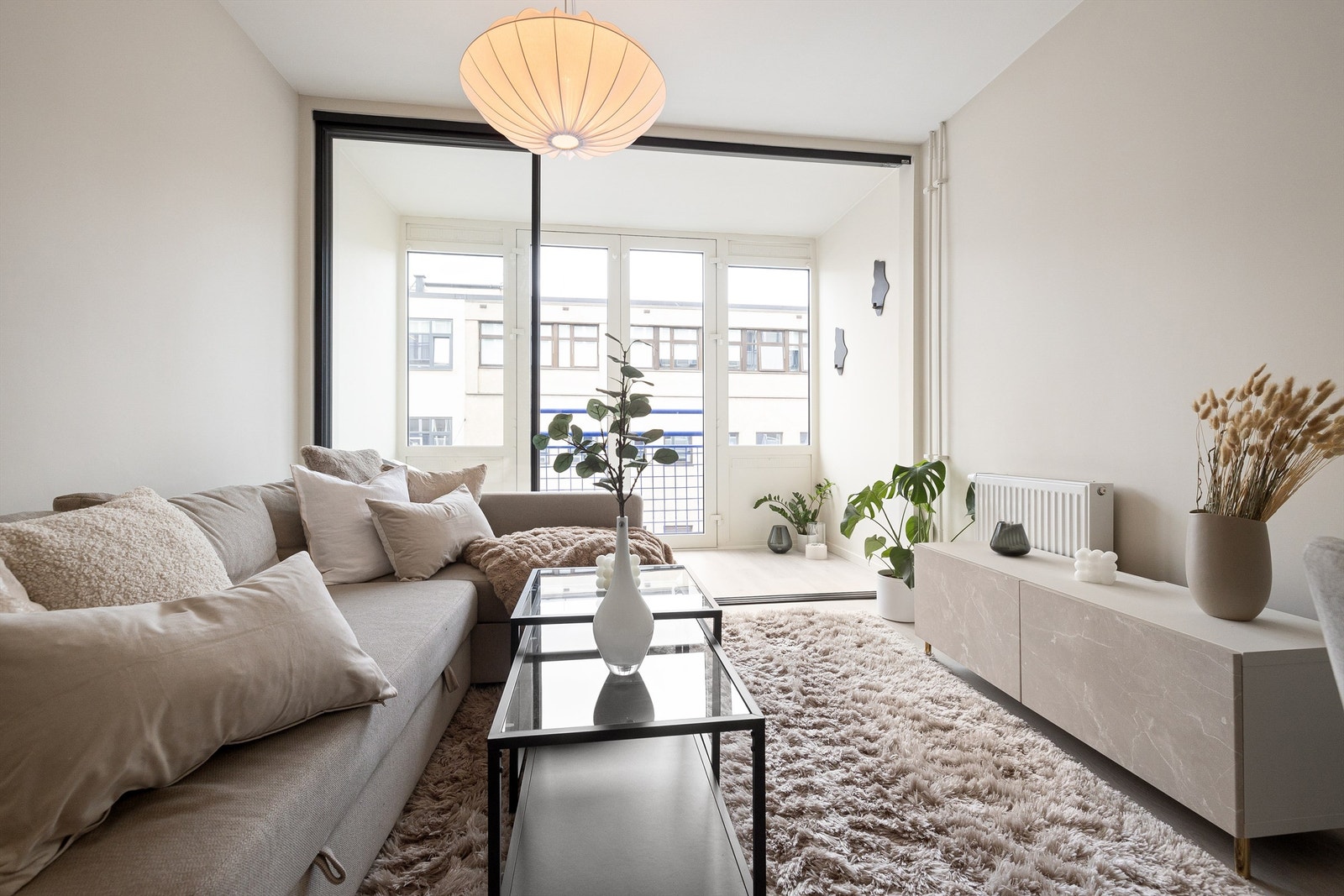 Planløsningen sørger for god plass til en stor sofa og spisebord, samtidig som du får et "bonusrom" med de lekre skyvedørene i glass. Galleribilde
