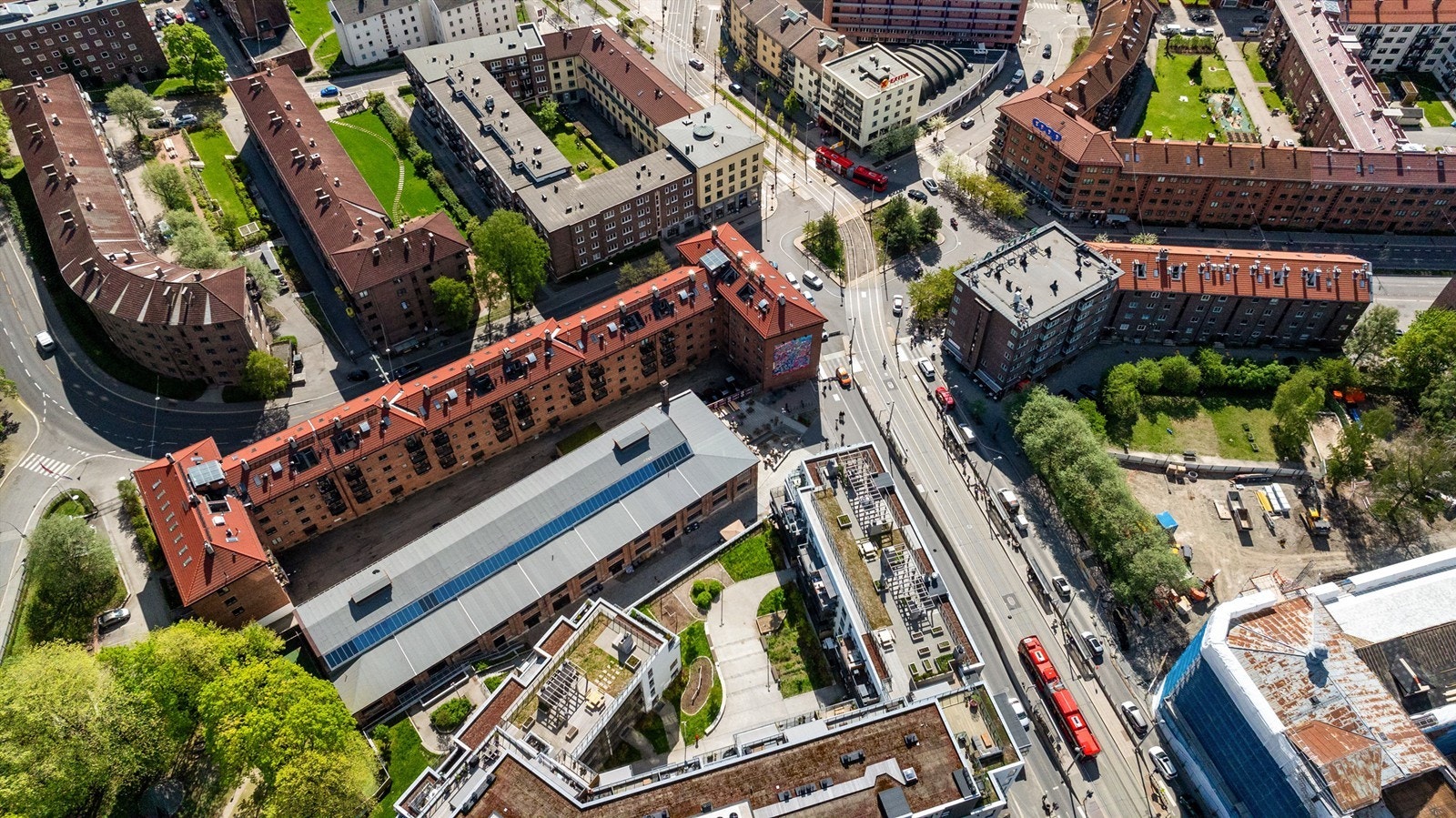 Sett fra fugleperspektiv er det enkelt å forstå at Carl Berner er et knutepunkt i byen! Leiligheten ligger i det ikoniske, rosa bygget like bak Extra-skiltet. Galleribilde