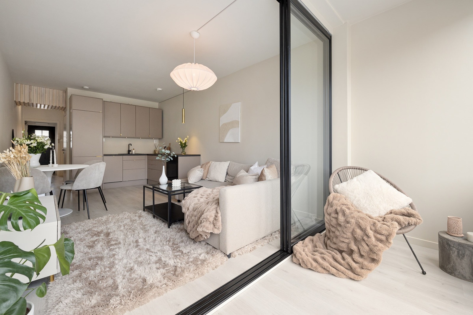 Hele leiligheten er modernisert i 2024 med fokus på kvalitet og en ren, nordisk stil. Galleribilde