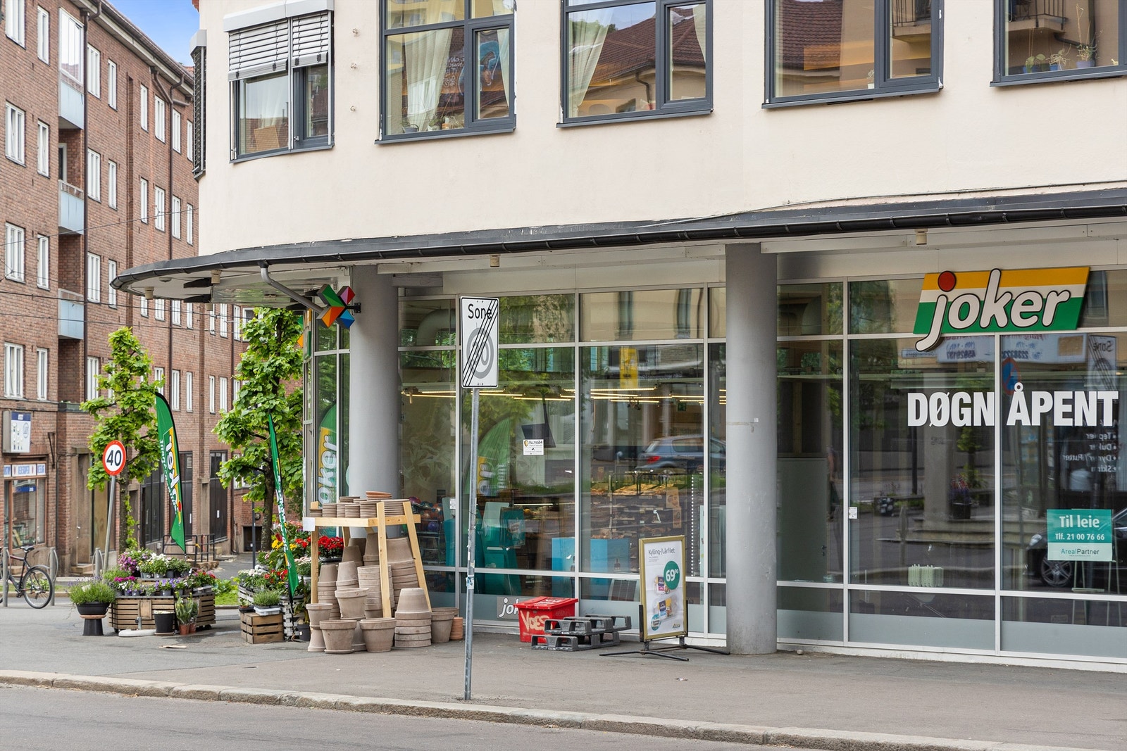 Døgnåpen Joker. En slags lifesaver uansett når på døgnet du bare "må ha" noe på butikken. Med 87 skritt fra ytterdøra til kassa er det defintivt tøffelavstand fra leiligheten også! Galleribilde