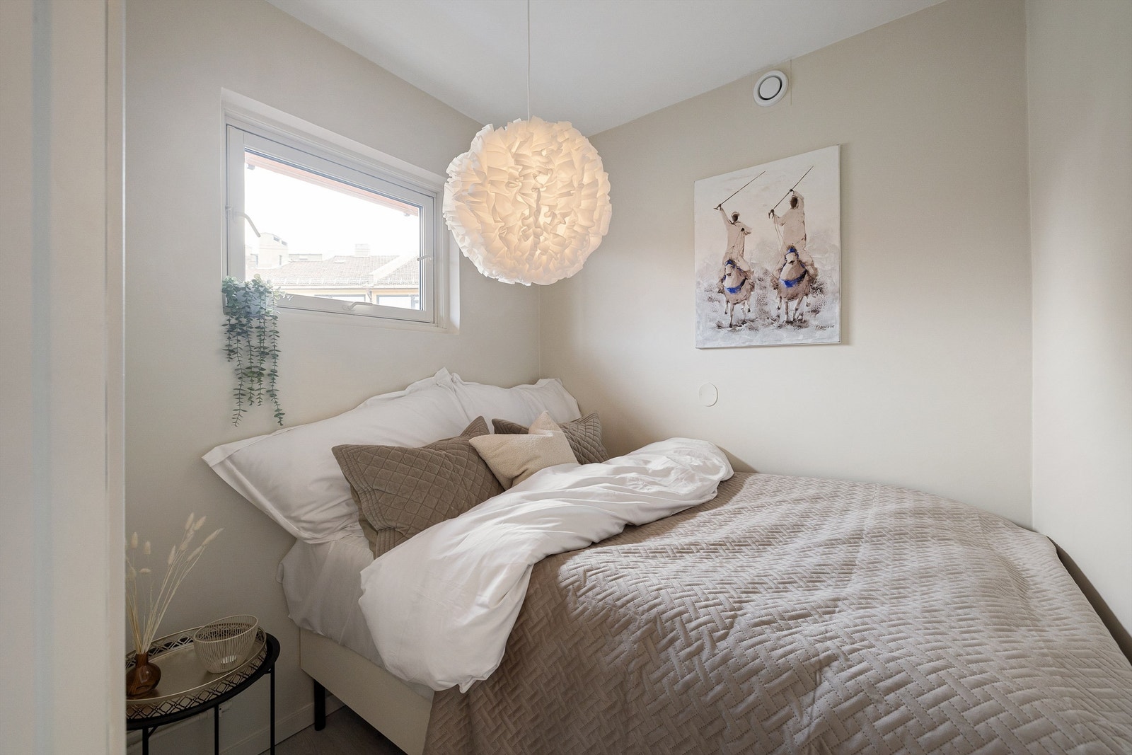 Dette er et deilig rom å avslutte dagen i! Lyst, luftig og tilbaketrukket. Rommet har tidligere vært kjøkken og er ikke omsøkt til bruk som soverom. Galleribilde