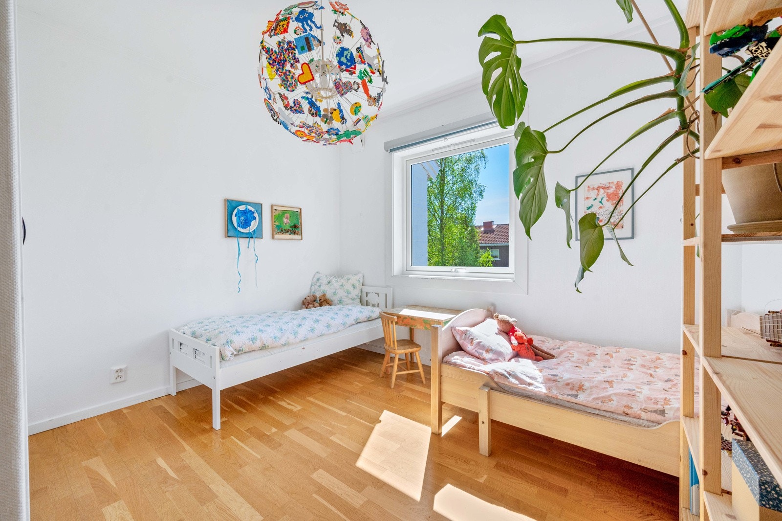 Soverom 2 er et stort barnerom på ca 9,5 kvm med god garderobeplass i det innebygde skapet. Her er det plass til 2 senger og skrivebord. Galleribilde