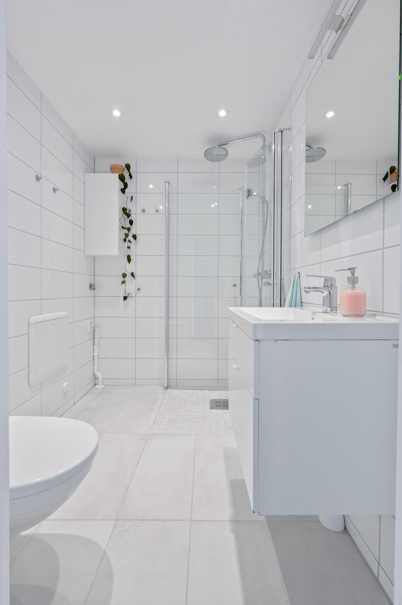 Et delikat flislagt bad, pusset opp i 2017. Elektriske varmekabler i gulv og downlightsbelysning i himling. Galleribilde