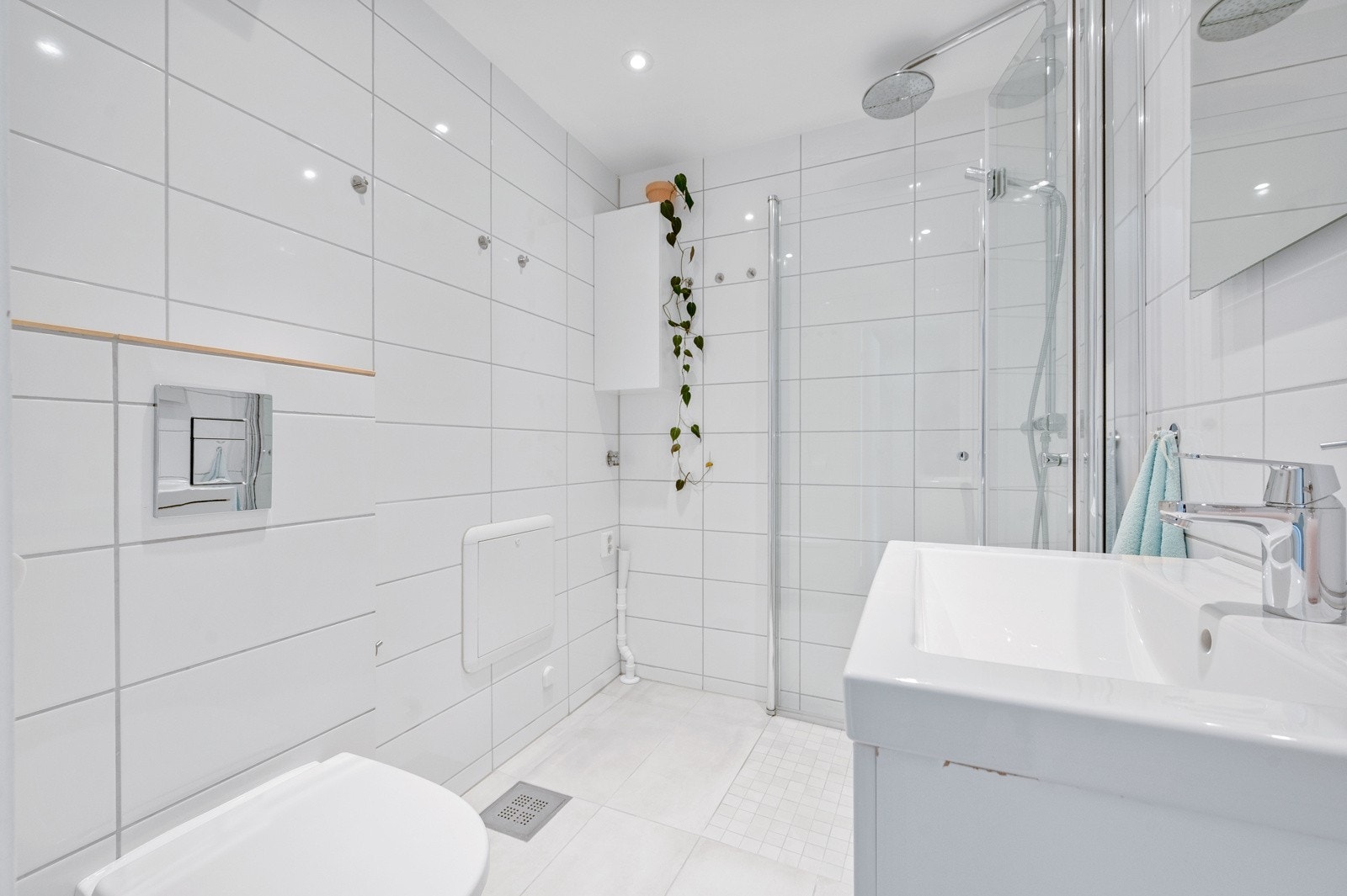 Dusjhjørne med 2 stk svingbare glassdører. Det er opplegg for vaskemaskin (men det er opplegg også i kjelleren). Galleribilde