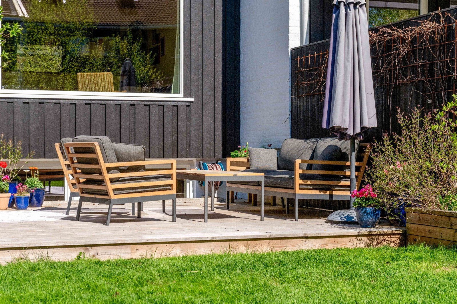 Det er direkte utgang, fra stuen til terrasseplatting på 26 kvm og en solrik hage. Galleribilde