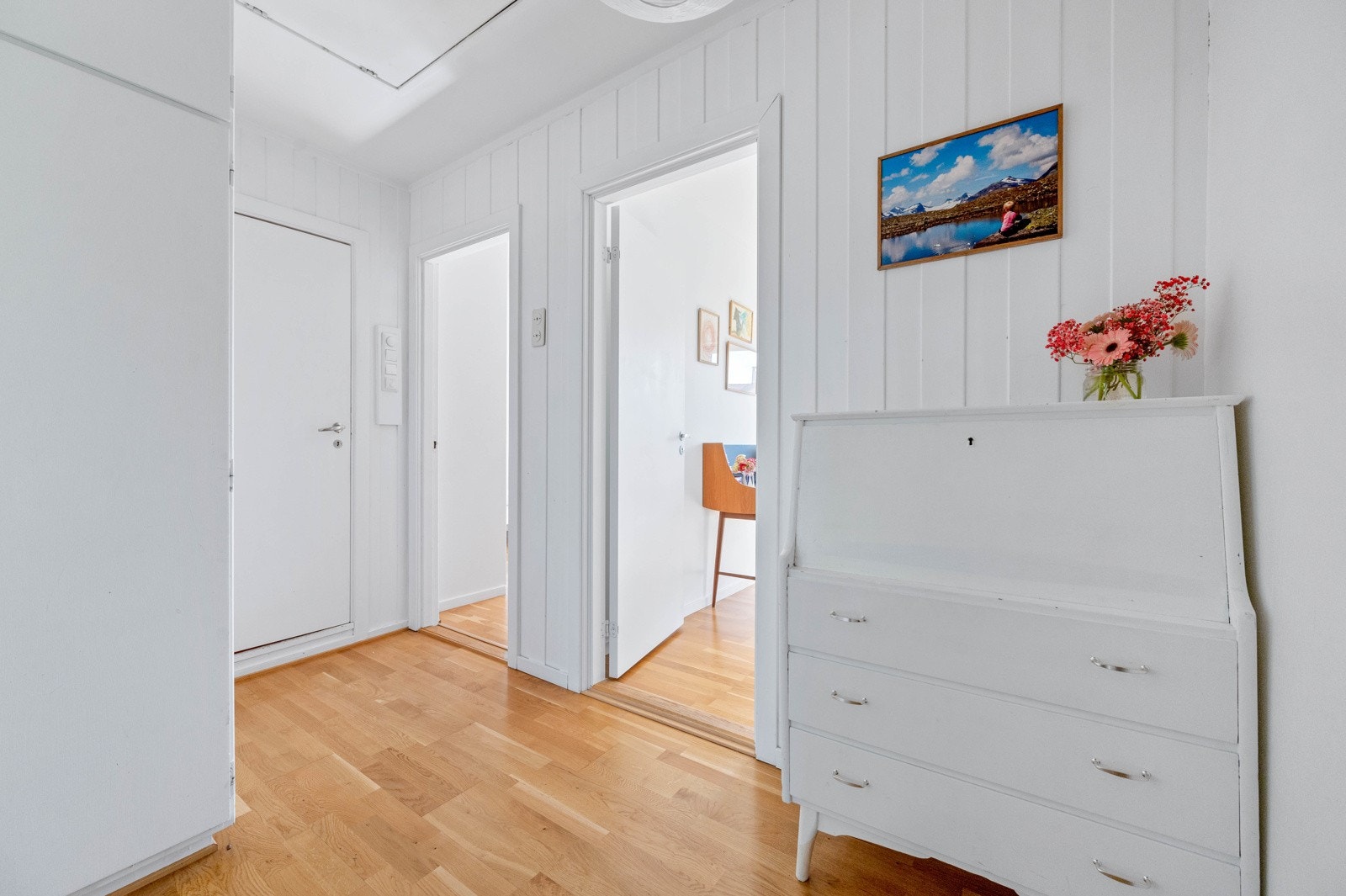 Gangen i 2.etasje har hvitmalt trepanel på veggene. Det er et stort integrert skal med plass til mye tøy. Det er nedfellbar stige til det store lagringsloftet. Galleribilde