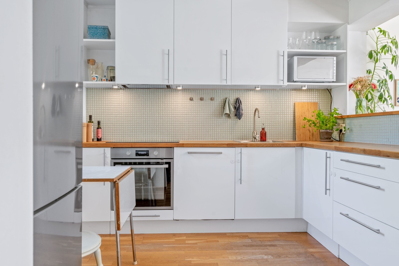 Romslig innredning med slette benk-og overskap. Kjøkkenet har integrert platetopp, ovn og oppvaskmaskin. Plass til frittstående kjøl/frys. Galleribilde