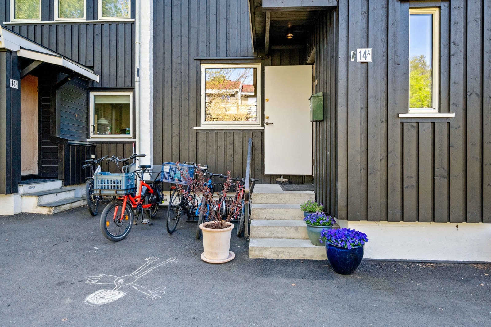 Rekkehuset som har alt en barnefamilie kan drømme om - egen inngang til kjelleretasjen som er sendt til Plan & bygningsetaten for bruksendring. Galleribilde