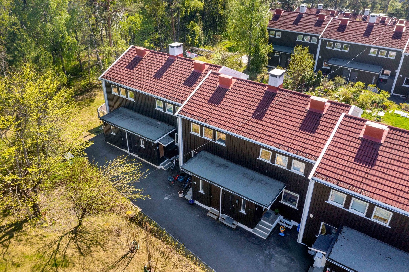 Bygningen har ny drenering, etterisolerte fasader med ny kledning, oppgraderte soilrør, nyere yttertak, radonbrønn, nye vinduer, balkongdør, ytterdør til kjeller, m.m. Galleribilde