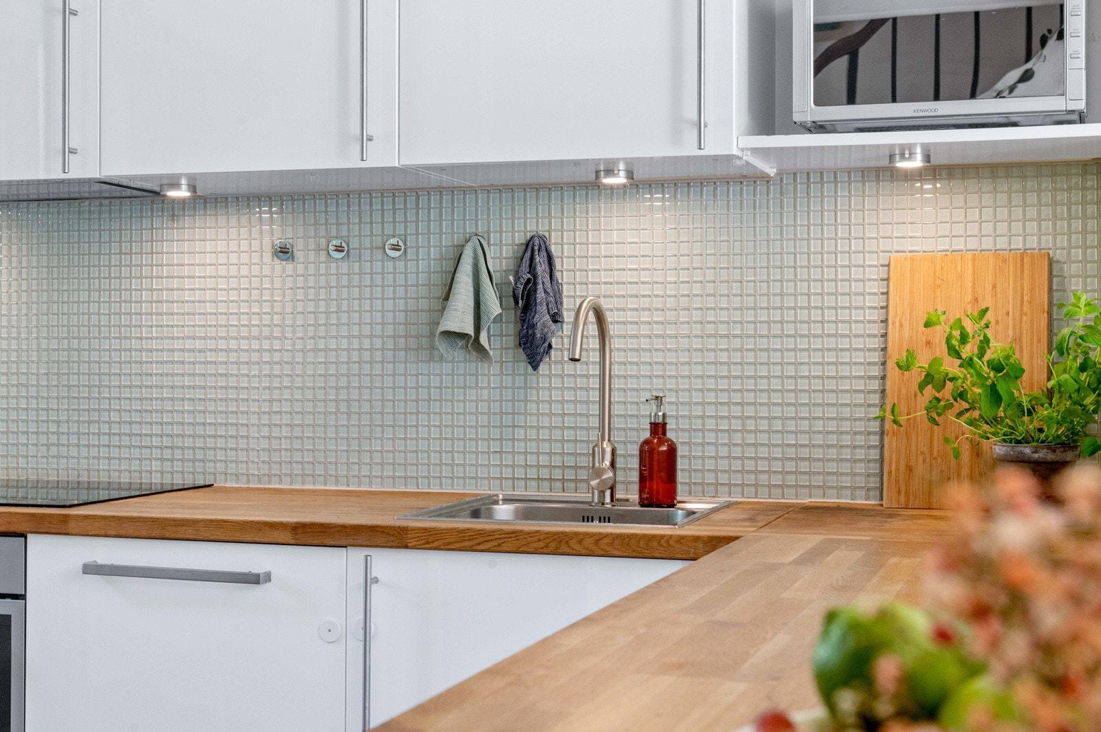 Heltre benkeplate og fliser over benk. Galleribilde