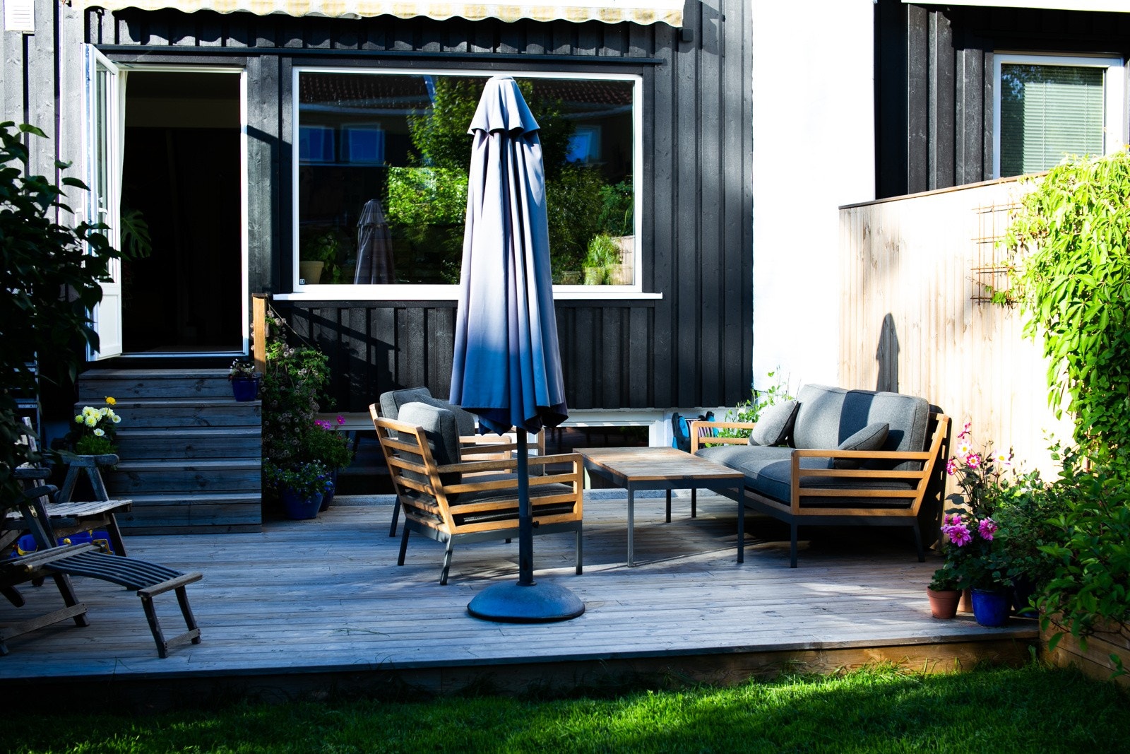 Terrasseplatting på 26 kvm og er belagt med terrassbord i 2020. Trapp fra stuen og skillevegger med klatreplanter. På terrassen/hagen har man sol fra ca kl 10 til solnedgang. Galleribilde