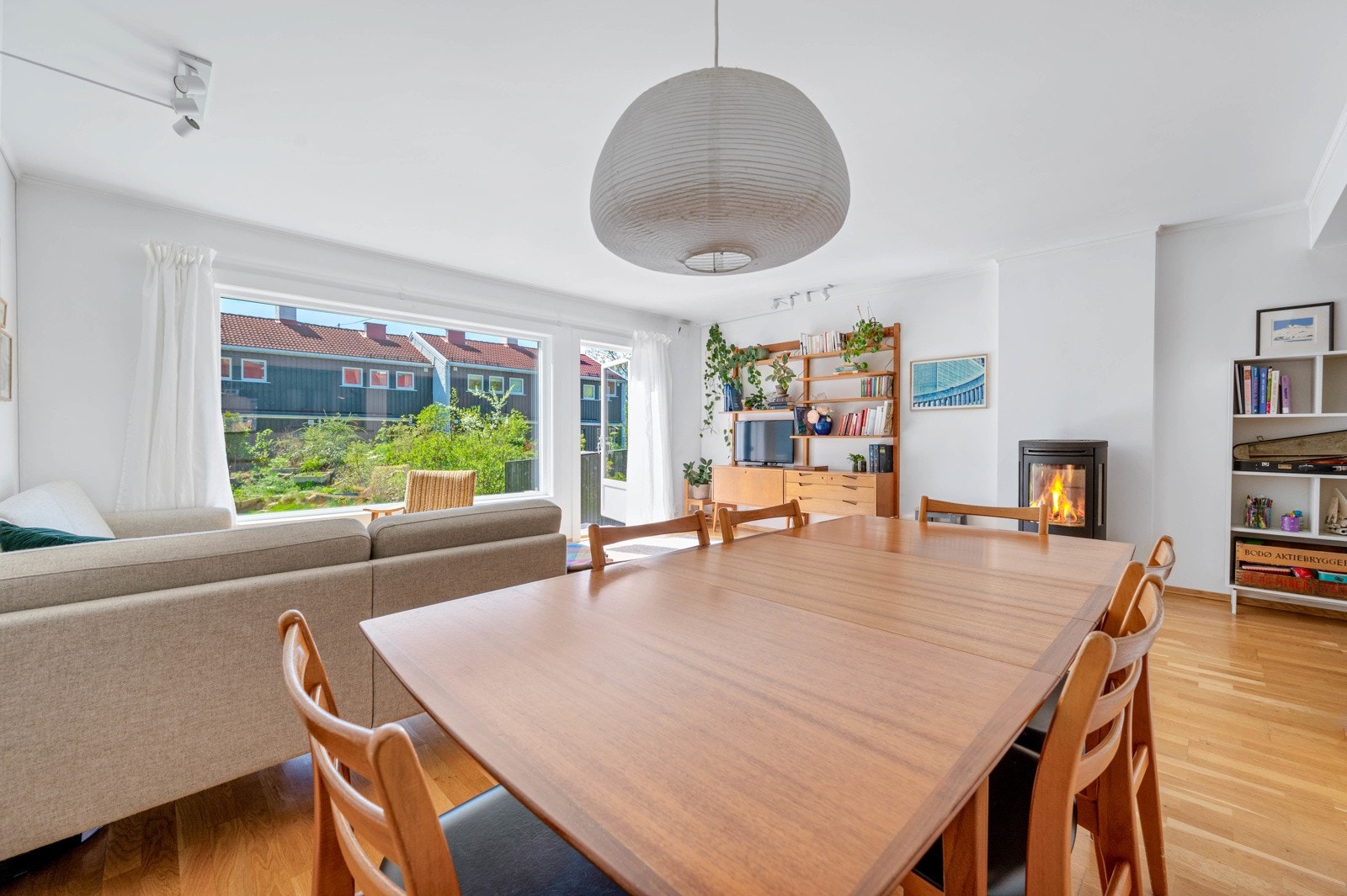 Stuen har en moderne peisovn som gir svært god oppvarming på kalde dager. Galleribilde