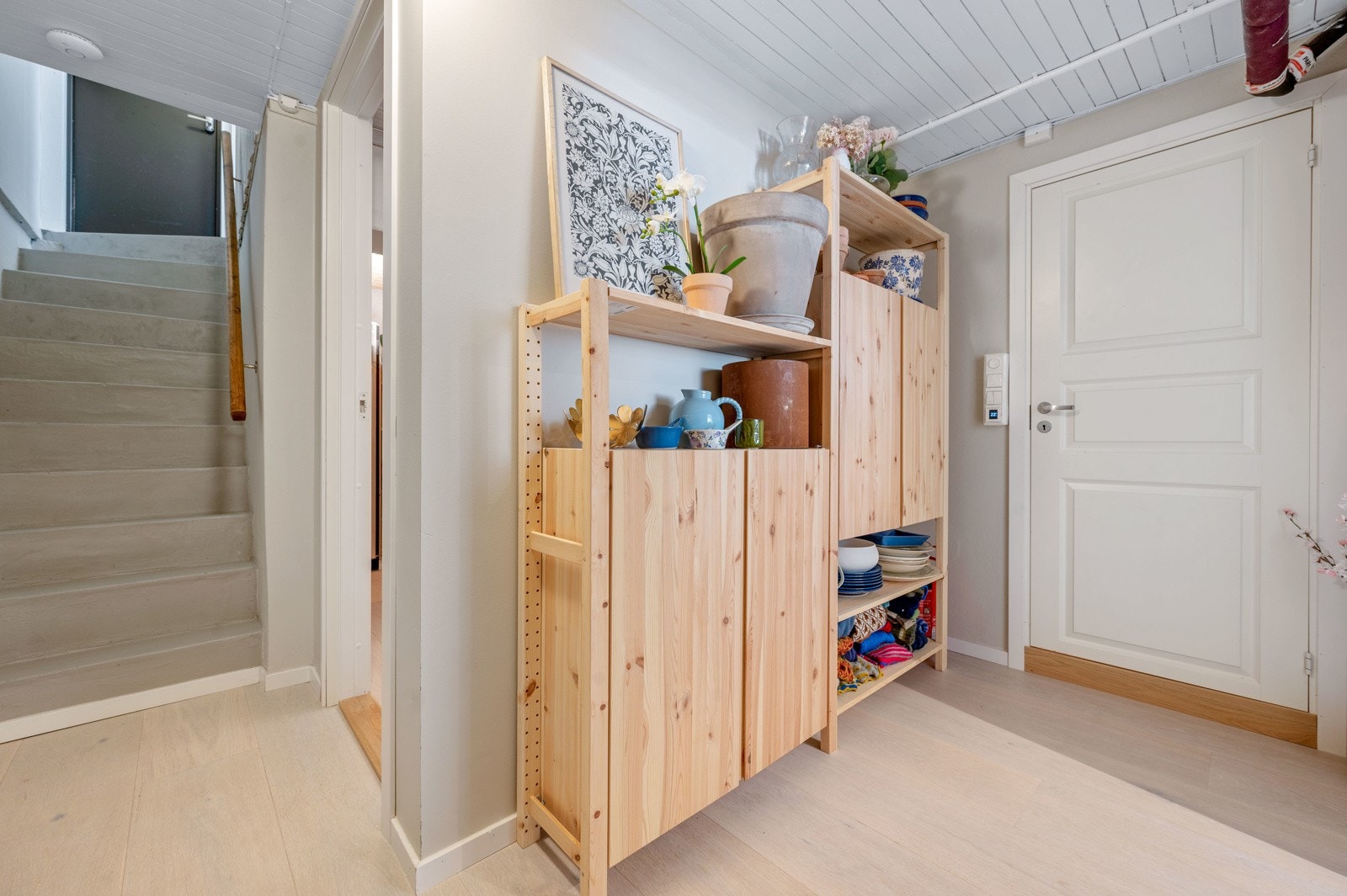 Det er egen inngang til kjelleren med ny inngangsdør fra 2020. Kjellergang har oppbevaringsplass. Galleribilde