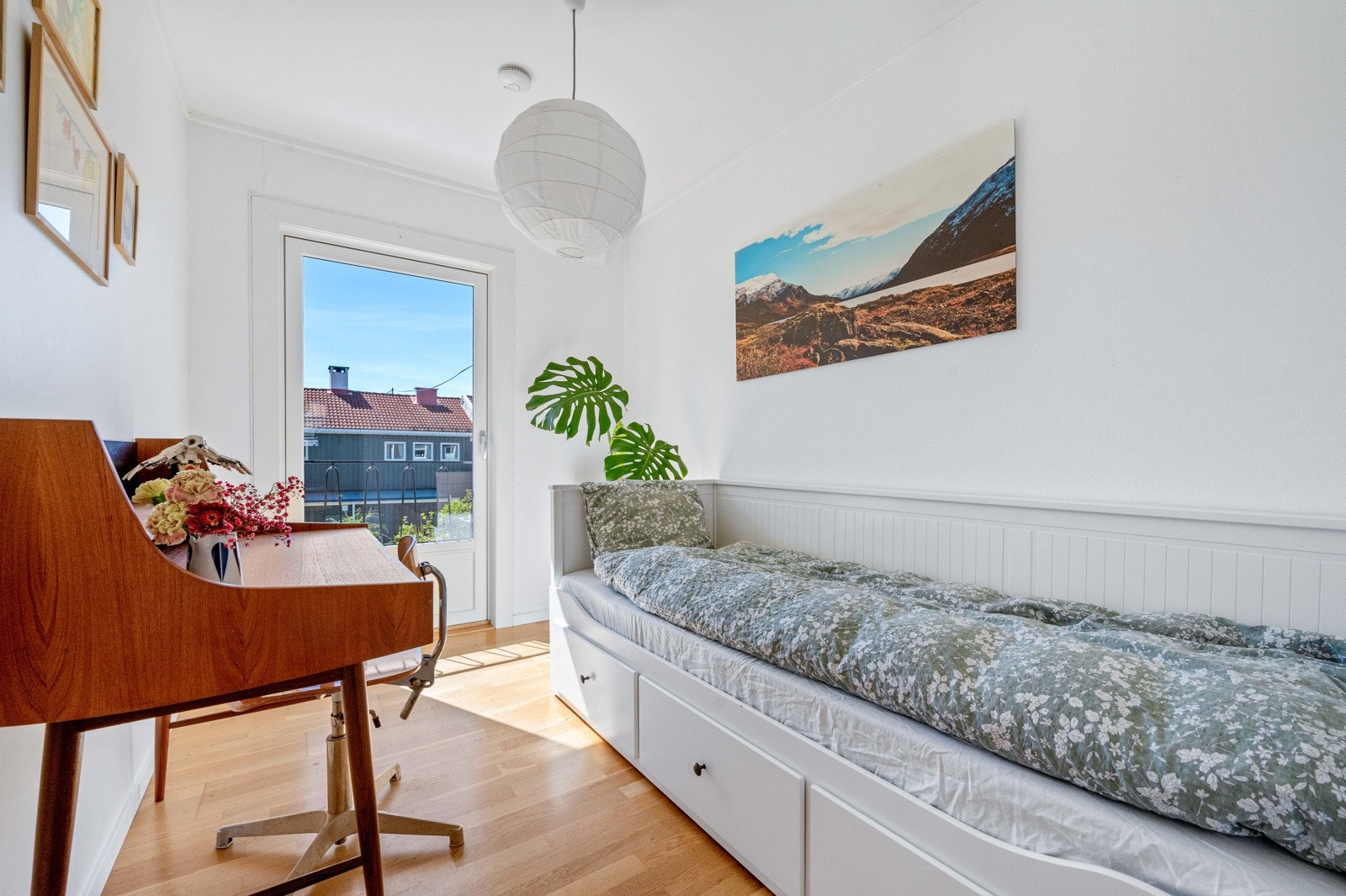 Soverom 3 er et fint barnerom på ca 6,3 kvm med fransk balkong. Det er plass til seng, skap og skrivebord. Galleribilde