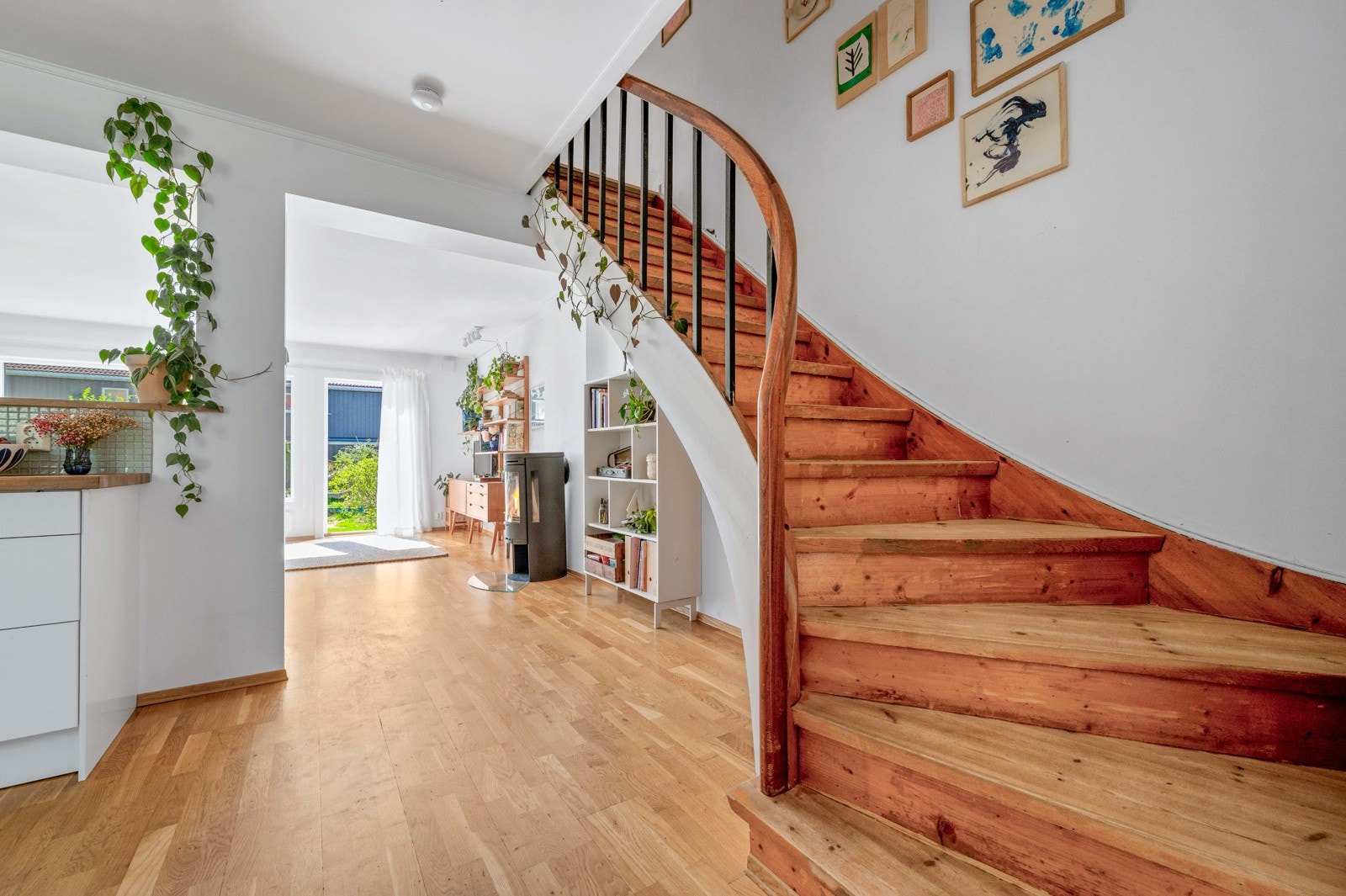 Boligen er oppgradert med nye bad og en topp moderne kjeller, men noen originale elementer er i god behold og gir boligen sjel - trappen med nydelig håndløper. Galleribilde