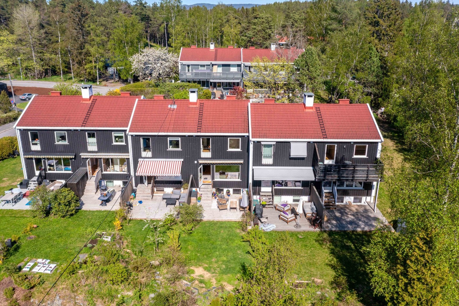 Barnevennlig beliggenhet i markagrensen med kort vei til T-bane, forretninger, Kringsjå skole og idrettsanlegg. Skiløyper fra rett bak garasjen om vinteren. Galleribilde