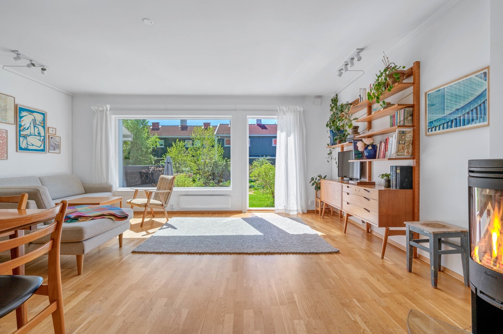 Godt innslipp av lys fra store vindusflater som vender mot sydvest og gjennomående lys med morgensol gjennom kjøkkenvinduet. Galleribilde