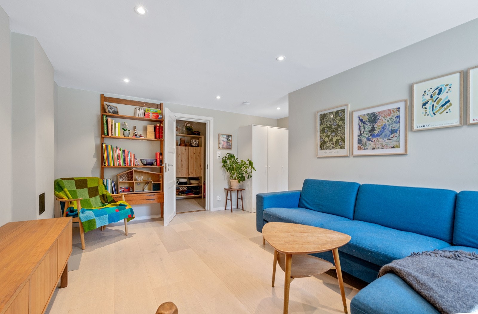 Stor flott innredet kjellerstue (søknad om bruksendring innsendt) med god plass til en romslig sofagruppe og annet møblement. Strøken standard med parkett på gulv (varmefolie), slette vegg- og himlingsflater og downlightsbelysning i himling. Galleribilde