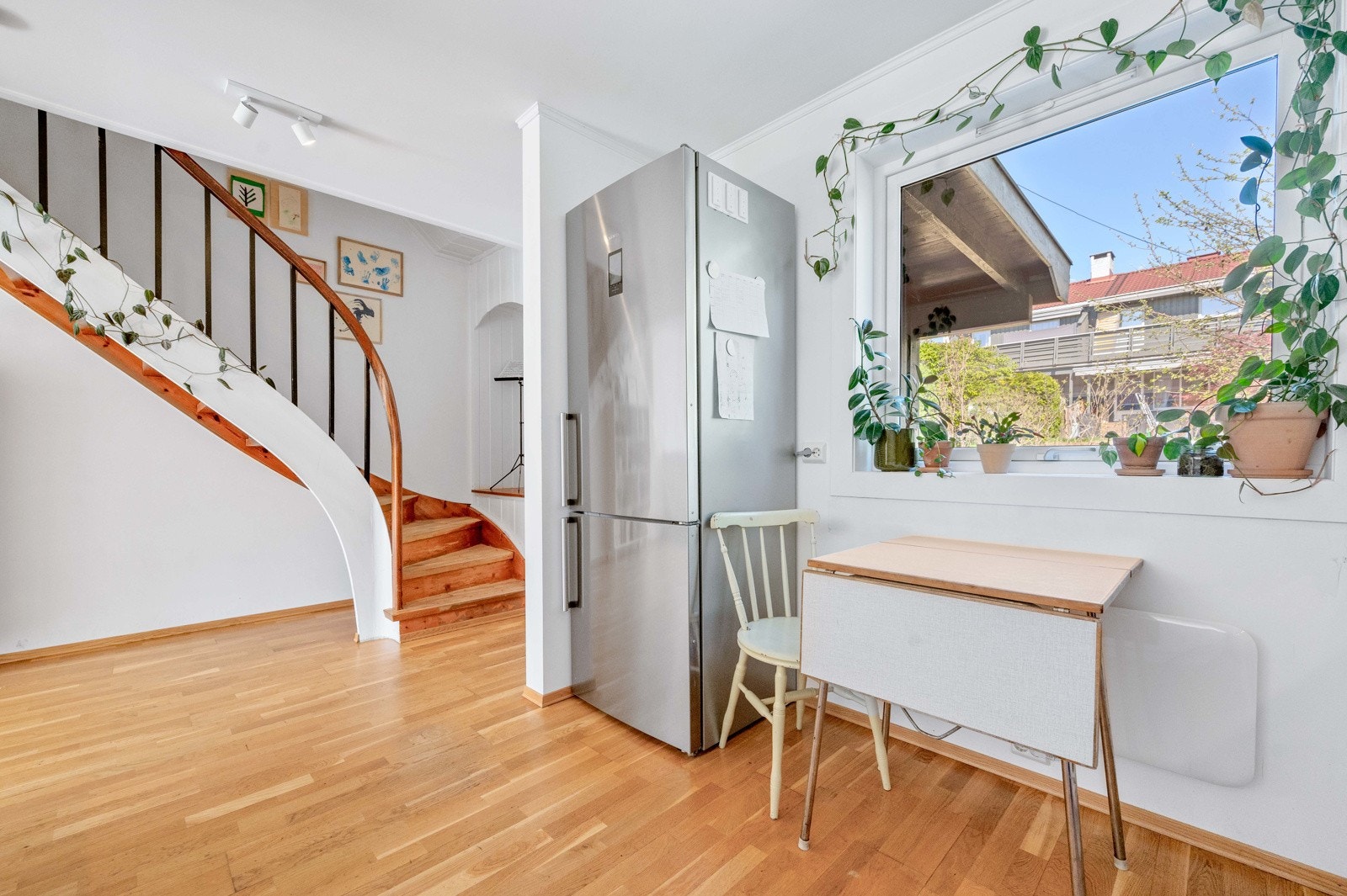 Gjennomgående lys mellom kjøkken og stue og utrolig frodig utsyn begge veier. Morgensol fra kjøkkenvinduet. Galleribilde