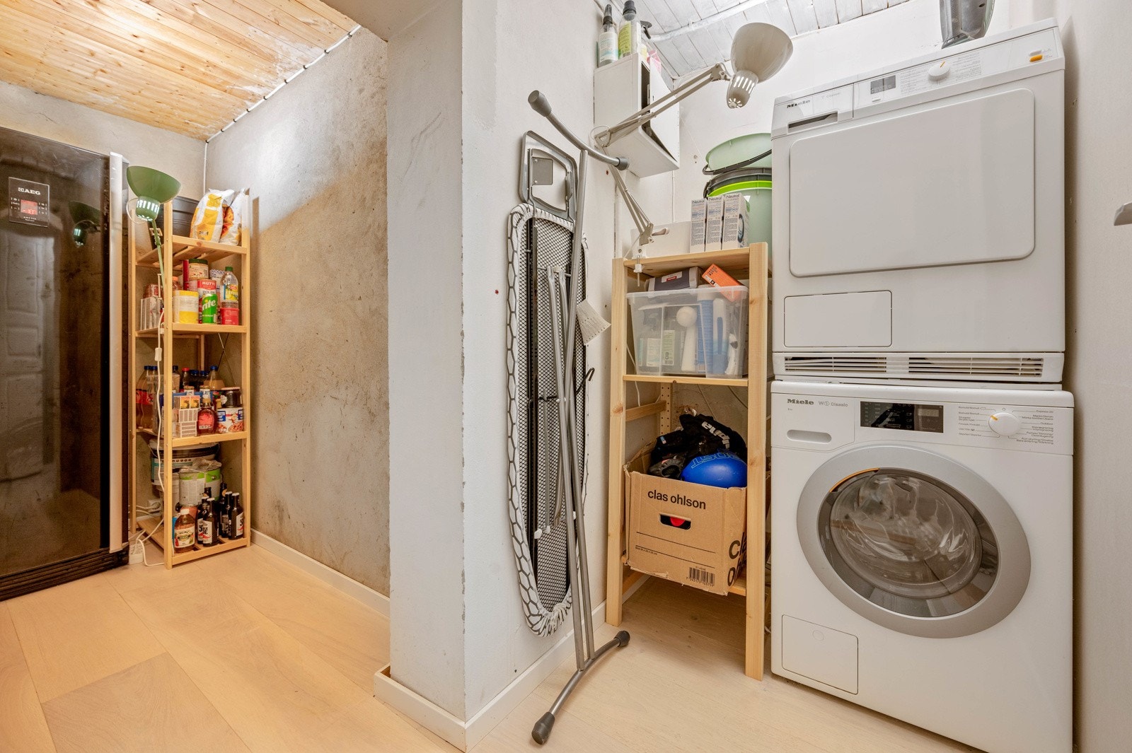 Bod i kjeller med plass til oppbevaring, samt opplegg for vaskemaskin og tørketrommel. Galleribilde