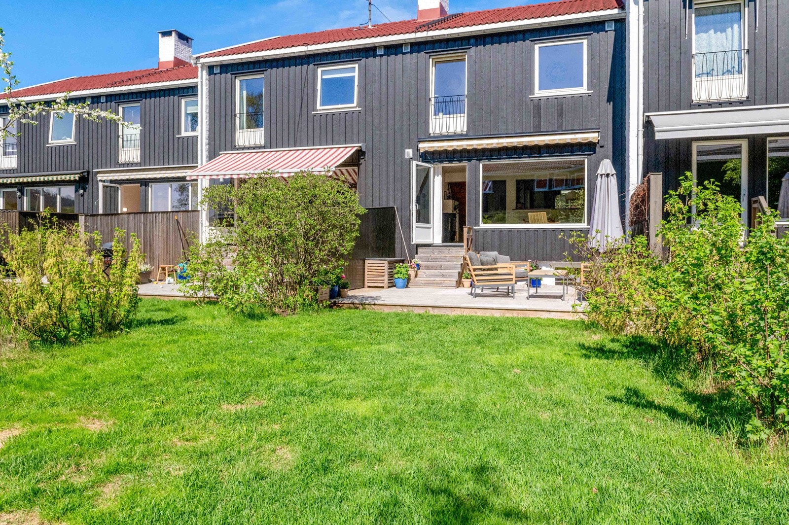 Velkommen til Folke Bernadottes vei 14A - et lyst og nydelig rekkehus med høy standard, sydvestvendt hage, egen separat inngang til kjelleren, samt garasje med mulighet for etablering av elbillader. Galleribilde