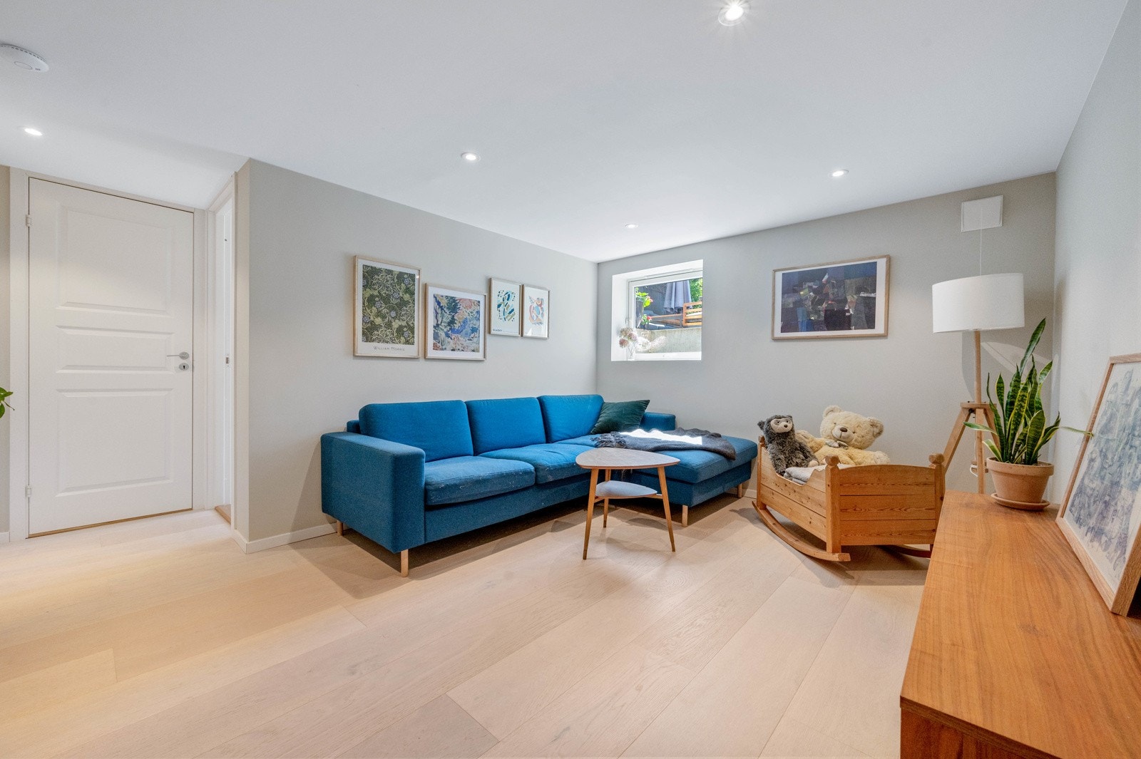 Stort vindu mot sydvest slipper inn mye dagslys. Egen inngang til kjelleren muliggjør utleie i egen bolig (når bruksendingen er godkjent av PBE). Galleribilde