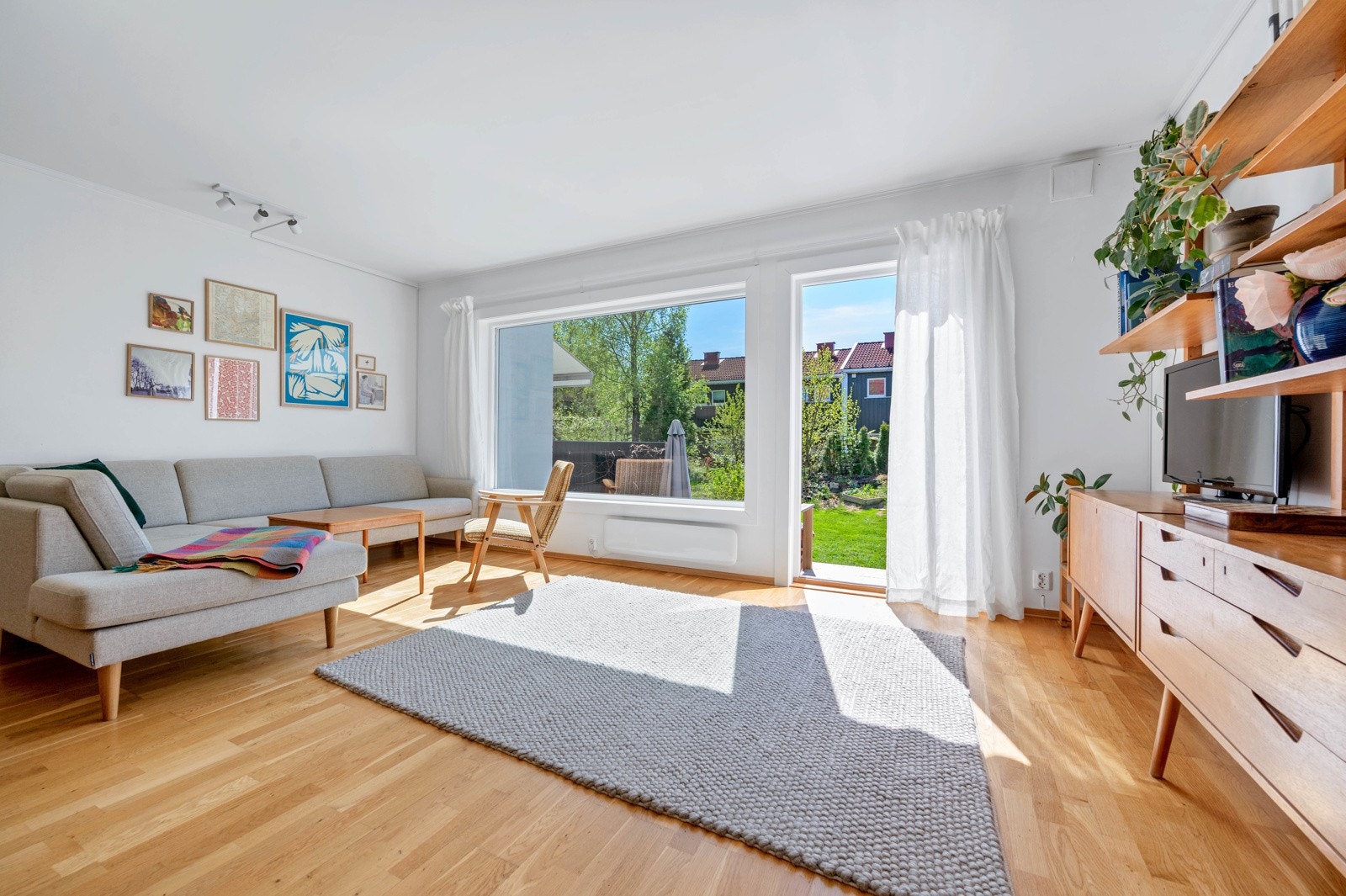 Alle vinduer i huset og balkongdøren er byttet i 2019/2020. Det er også etterisolert og lagt ny utvendig kledning på husene. Galleribilde