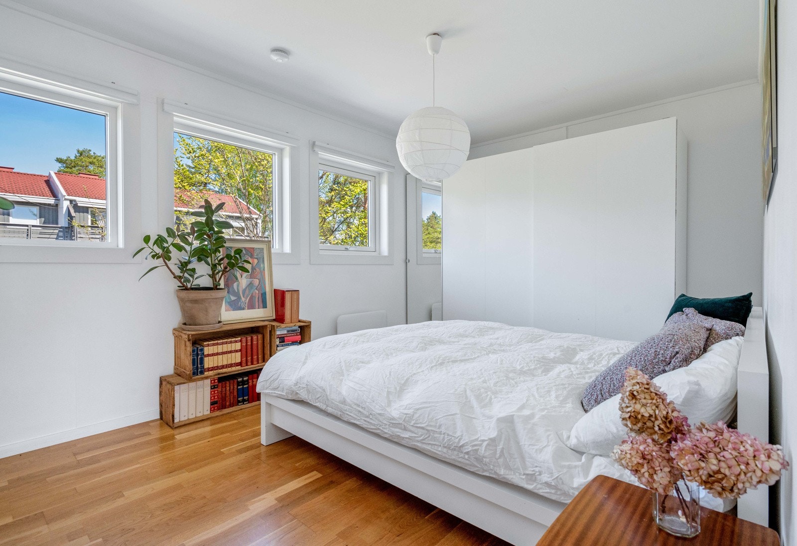 Boligen har 3 soverom på ett plan. Hovedsoverommet, ca 12,5 kvm, er svært lyst med stor vindusrekke mot nordøst og skyvedørsgarderobe. Galleribilde