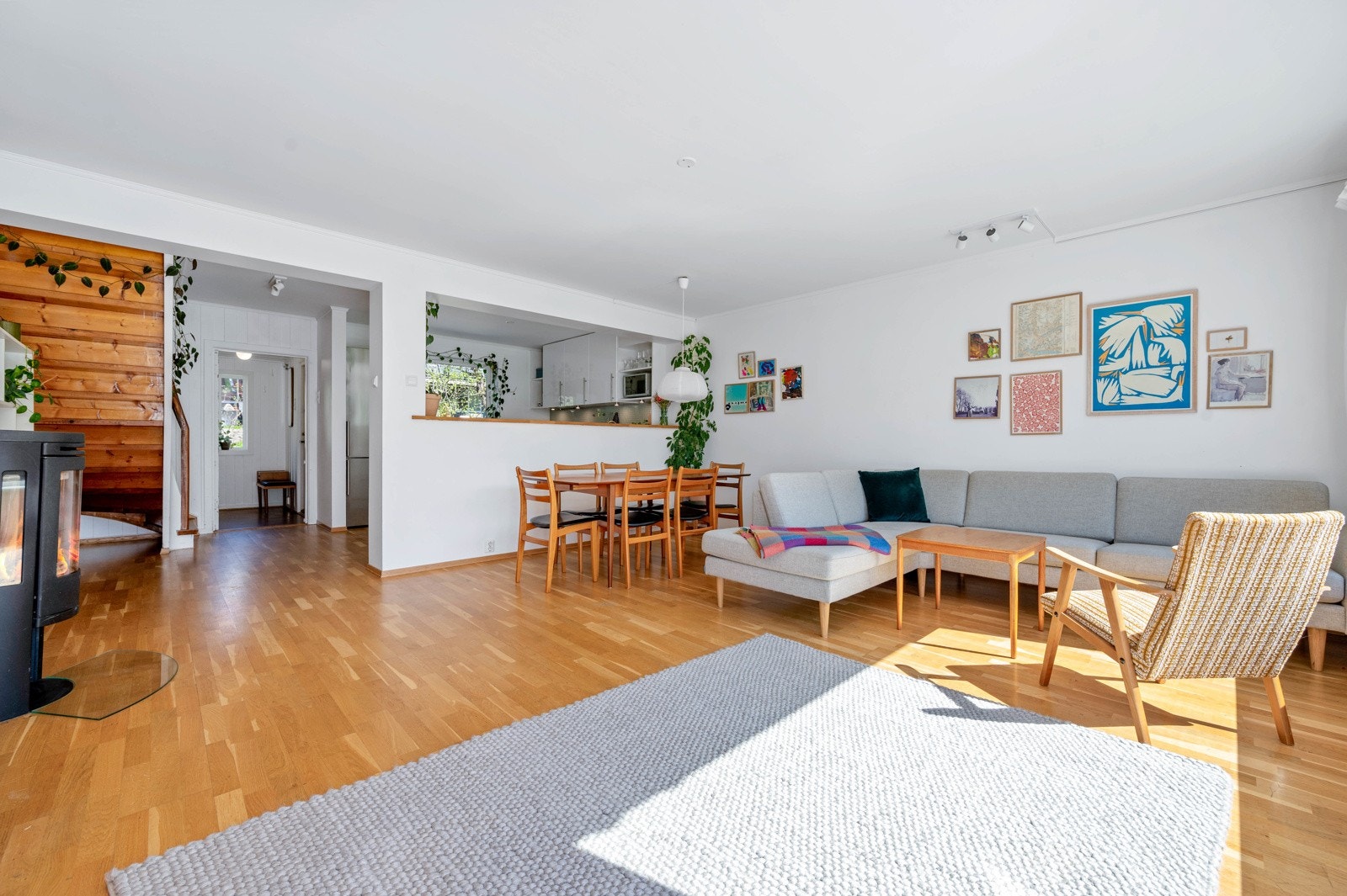 Etter at husene ble etterisolerte og vinduene skiftet ut er strømforbruket redusert til ca 14.832 kWh/ år (familie på 5). Galleribilde