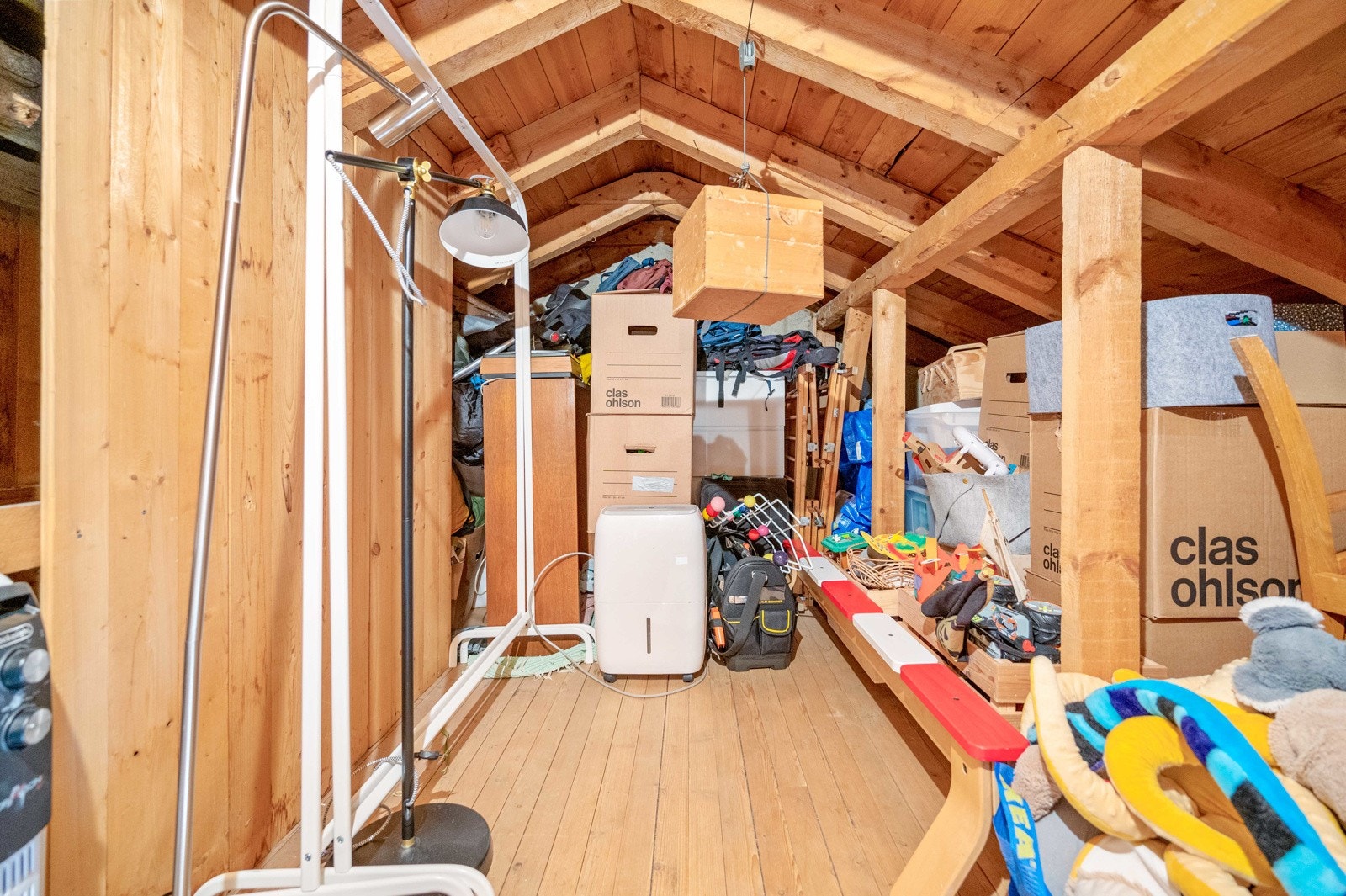 Lagringsloft med god plass! Yttertaket er rehabilitert i regi av sameiet, ca 2008 på denne husrekken. Galleribilde