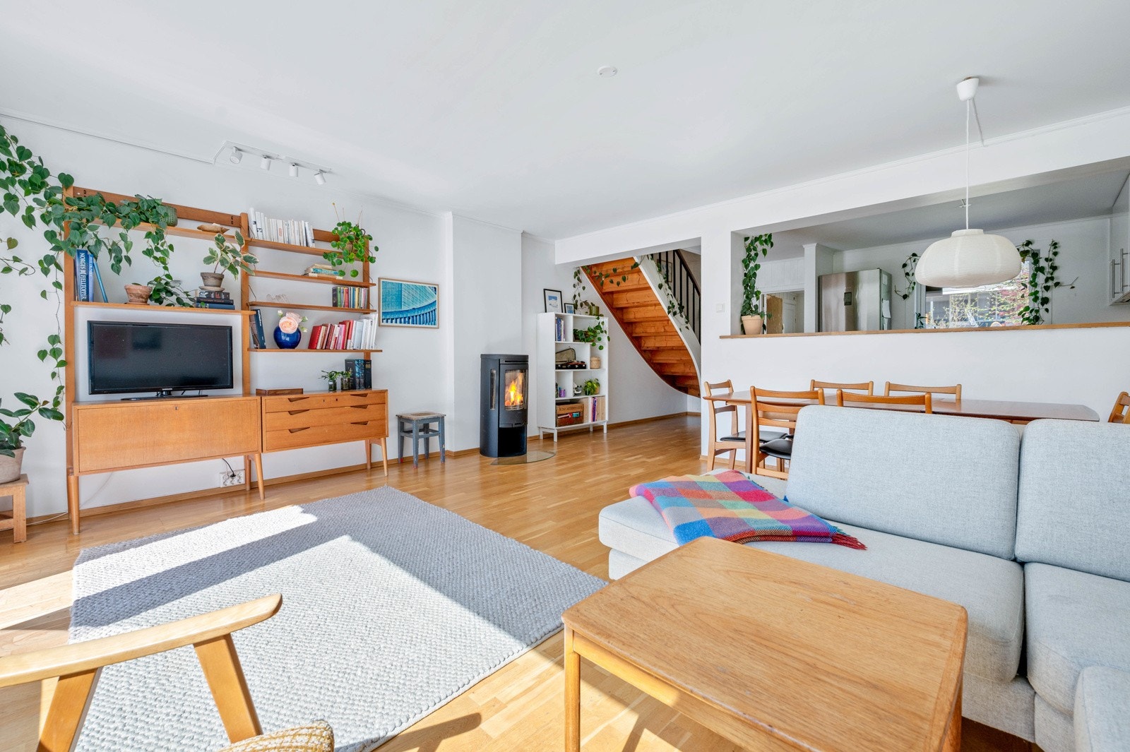 Boligen har en sosial, gjennomgående kjøkken/ stue med peis og direkte utgang til den solrike hage. Galleribilde