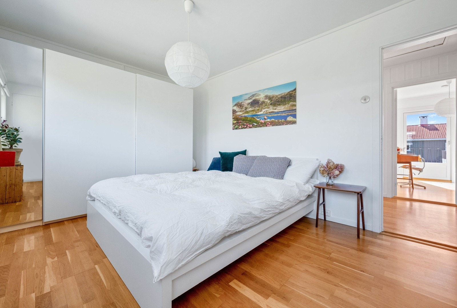 God garderobeplass i skyvedørsgarderoben. Galleribilde