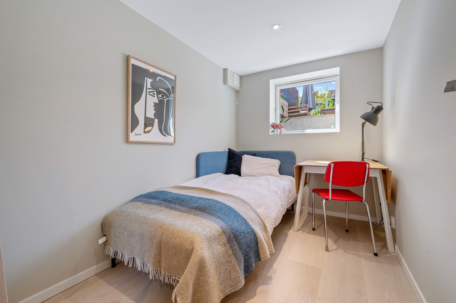 Innredet soverom (kke godkjent bruksendret p.t.) på 5,5 kvm m/ stort vindu som gir mye dagslys (sydvestvendt). Strøken standard m/ parkett på gulv (varmefolie), slette vegg- og himlingsflater og downlights. Galleribilde