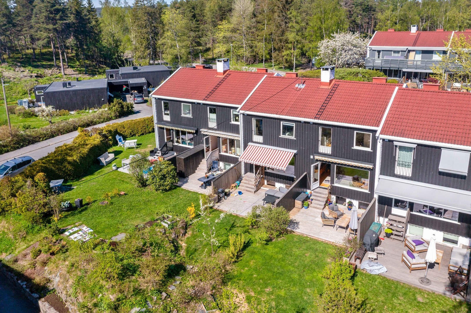 Det er få minutters gange til T-bane stasjonen Kringsjå og Sognsvann, forretninger og innendørs treningssenter på Kringsjå. Galleribilde