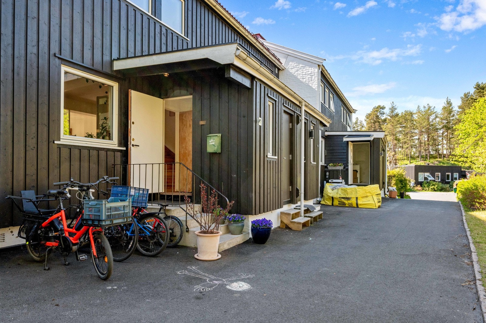 Husrekke med 6 rekkehus. Det hører egen garasje til med mulighet for etablering av elbillader. Galleribilde