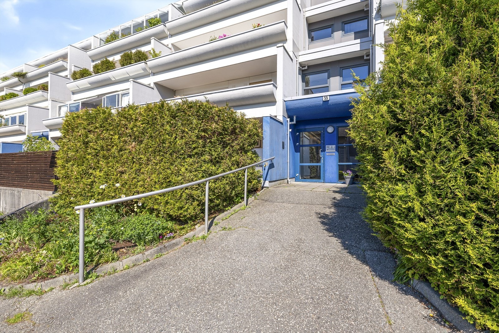 Inngangspartiet er pent opparbeidet med busker og planter. Galleribilde