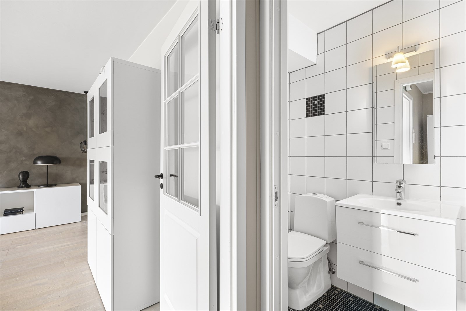 Helfliset toalettrom med moderne innredning og toalett. Galleribilde