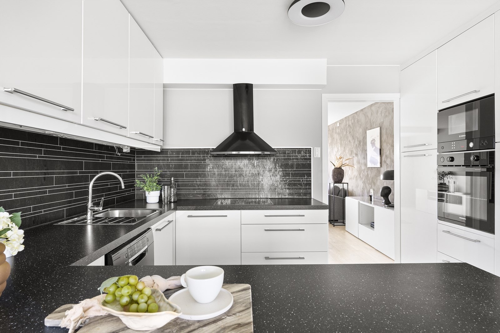 Moderne kjøkken med meget god skap og benkeplass. Galleribilde