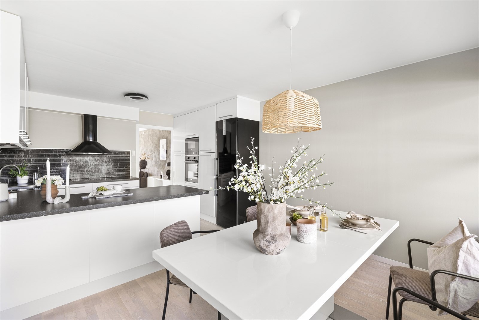 God plass til spisebord som passer perfekt for sosiale sammenkomster. Galleribilde