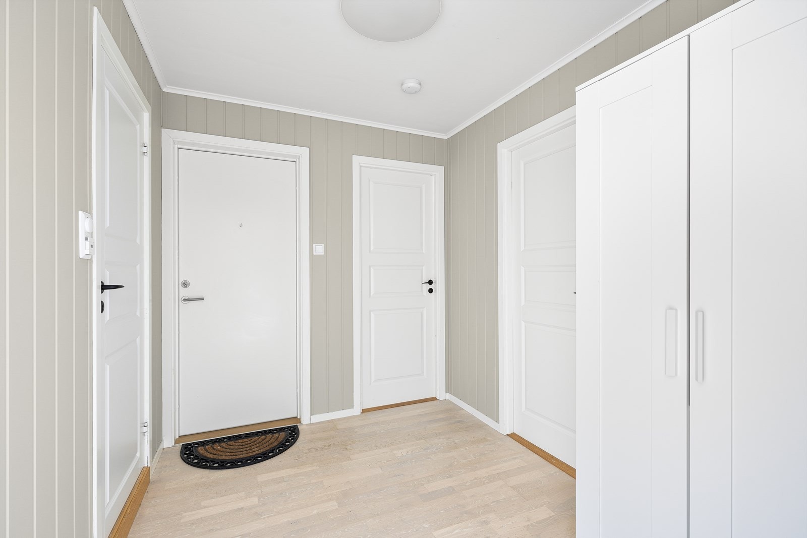 Lys og innbydende entré med plass til å henge fra seg yttertøy. Ekstern bod i trappegang. Galleribilde
