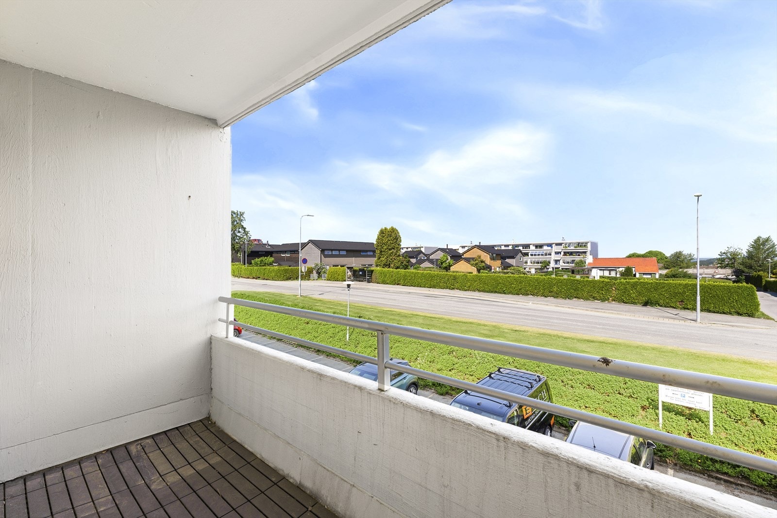 Overbygget balkong med plass til utemøbler. Galleribilde
