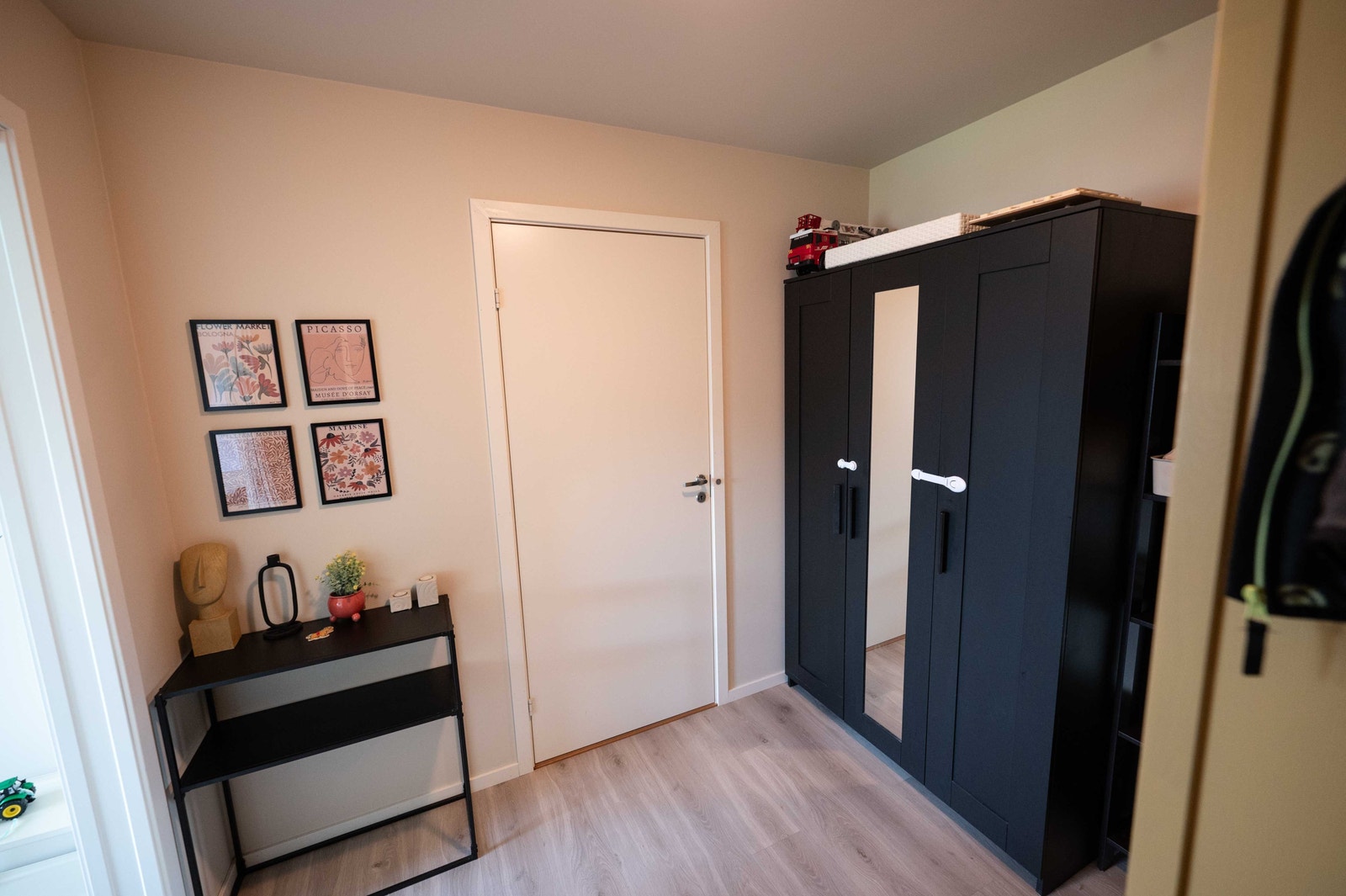 Inngangsparti med god plass til gardeskap Galleribilde