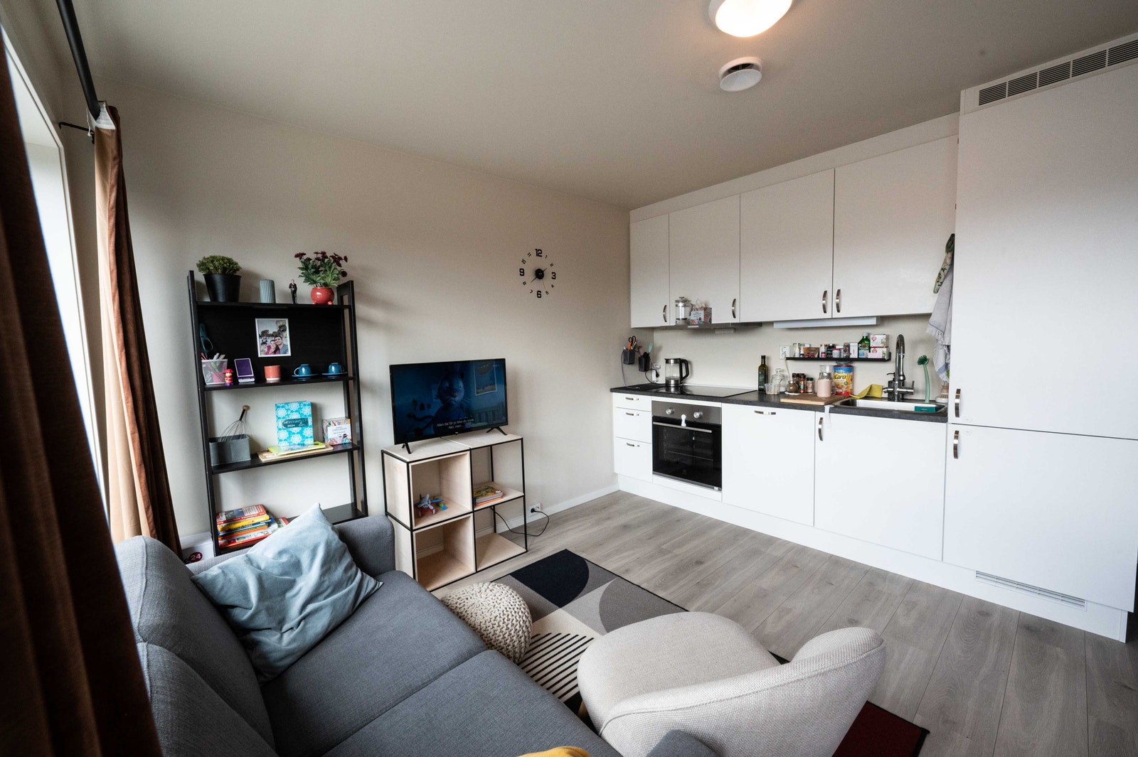 Kjøkken med integrerte hvitevarer. Åpen løsning mot stue Galleribilde