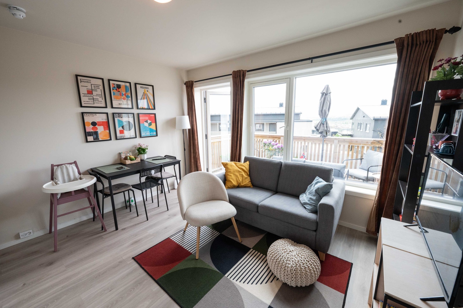 Romslig stue som slipper inn mye naturlig lys, og har direkte utgang til balkong Galleribilde